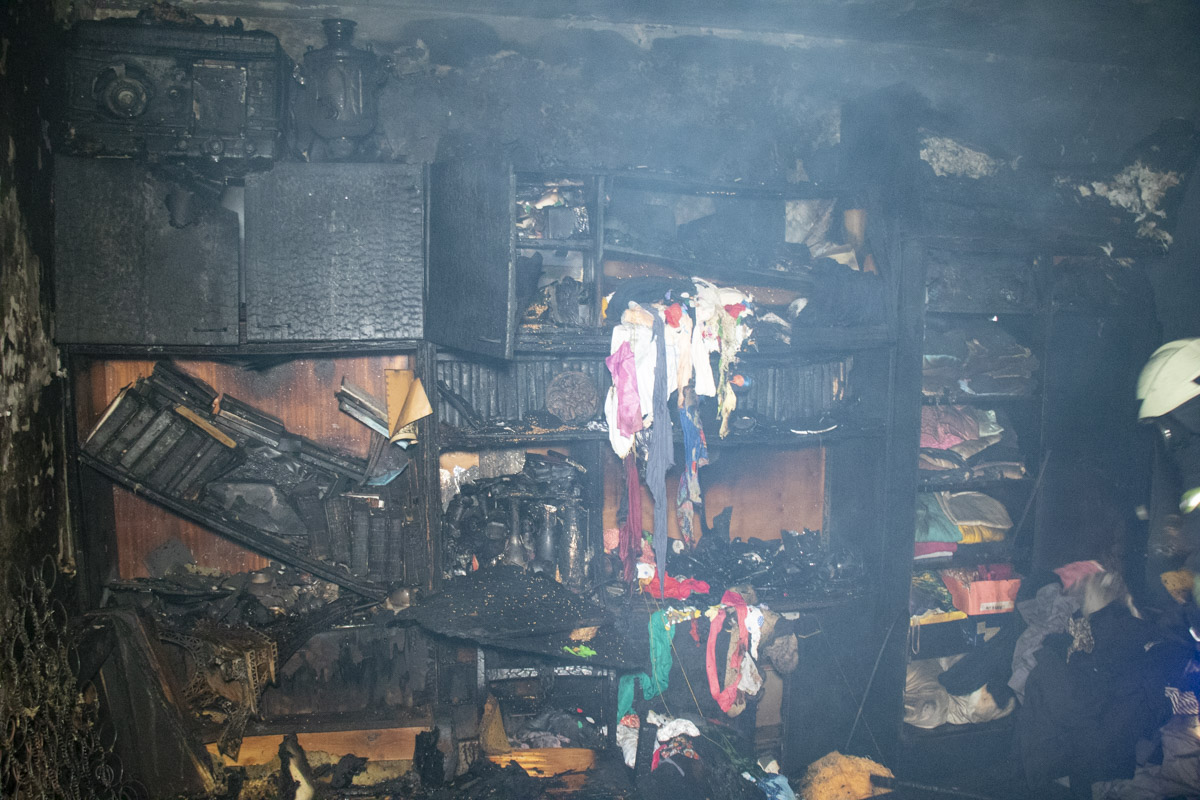 В Киеве на Оболони дотла сгорела квартира. ВИДЕО