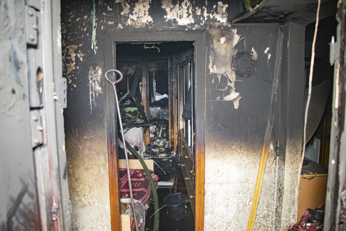 В Киеве на Оболони дотла сгорела квартира. ВИДЕО