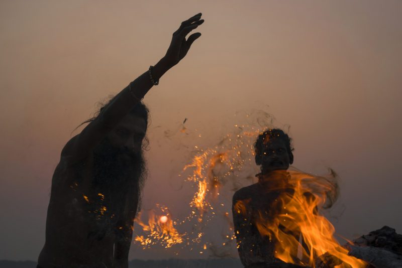 Удивительные кадры индийской секты поедателей трупов. Фото