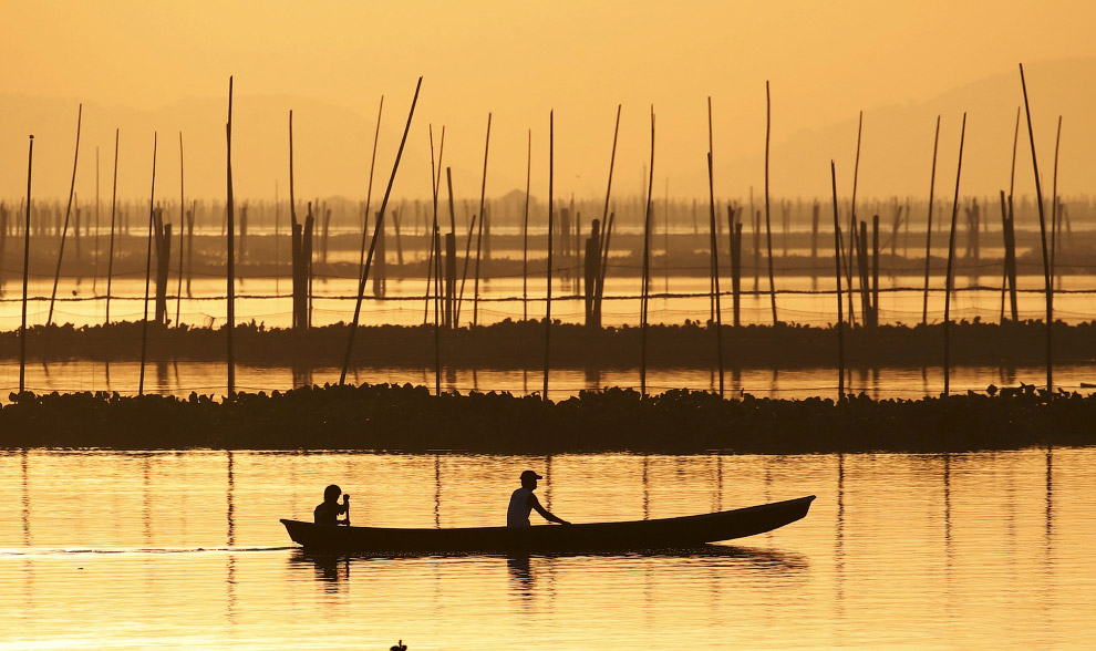 Рыбаки на озере Лагуна-де-Бей в Маниле