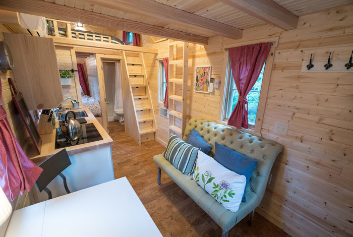 Интерьер мини-апартаментов, в которых живет Бетт Пресли. | Фото: tumbleweedhouses.com.
