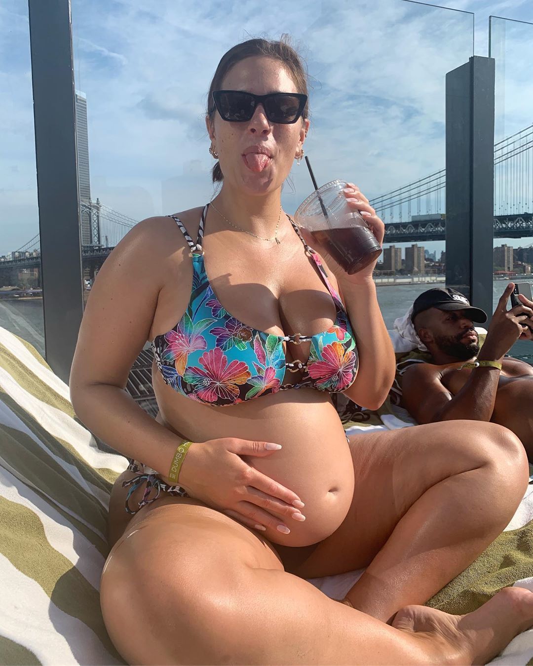 Беременная Эшли Грэм в бикини наслаждается отдыхом. ФОТО
