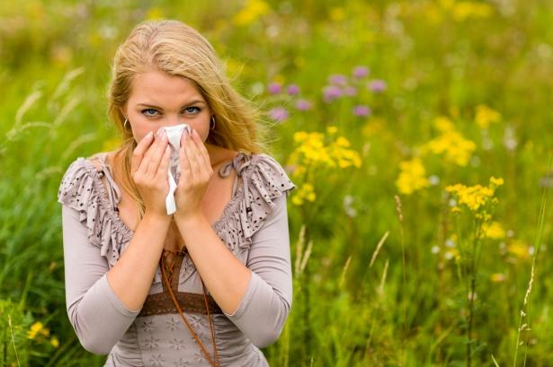 Медик сообщил об опасности чихания с одновременно закрытыми носом и ртом