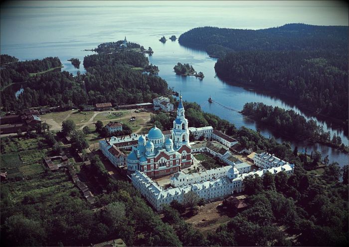 10 удивительных мест в России, которые стоит посетить