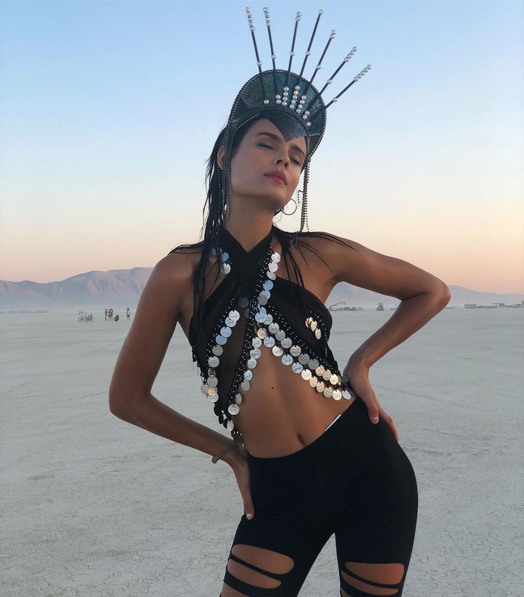 Экстравагантные наряды посетителей фестиваля Burning Man 2019