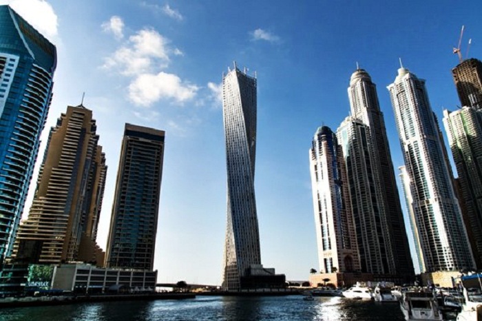 Infinity Tower выделяется на фоне других небоскребов своей витой формой (Дубай, ОАЭ). | Фото: orangesmile.com.