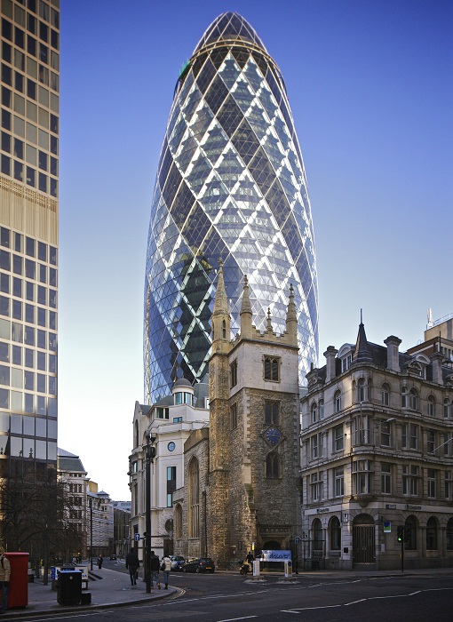 180 метровая конструкция небоскреба The Gherkin имеет вид сетчатой оболочки с центральным опорным основанием (Лондон, Великобритания). | Фото: ru.wikipedia.org.