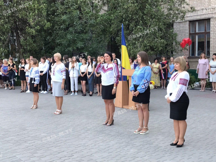 В Мелитополе школа на Первом звонке устроила показ вышиванок. ВИДЕО