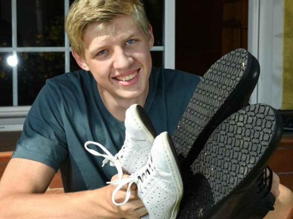 16-летний подросток попал в книгу рекордов Гиннесса с 57 размером обуви. ФОТО