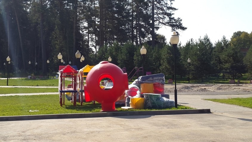 В России детскую площадку «украсили» свастикой. ФОТО