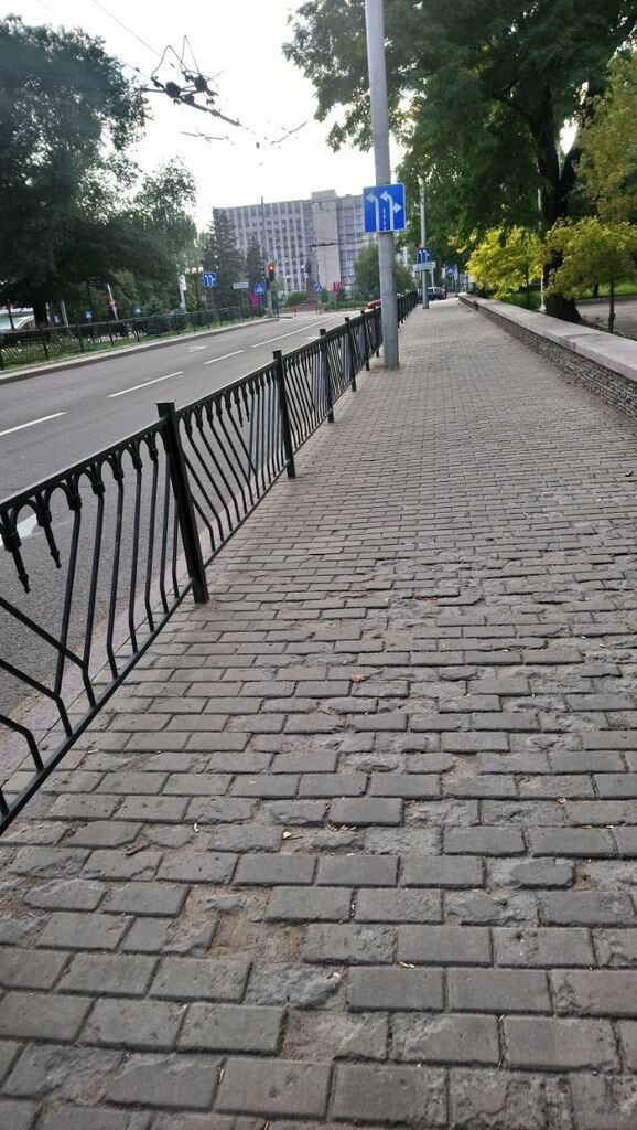На улицах пустота: в сети показали свежие фото оккупированного Донецка. ФОТО