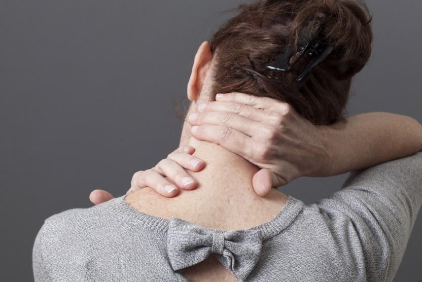 Медики рассказали, о каких проблемах со здоровьем сигнализирует боль в шее