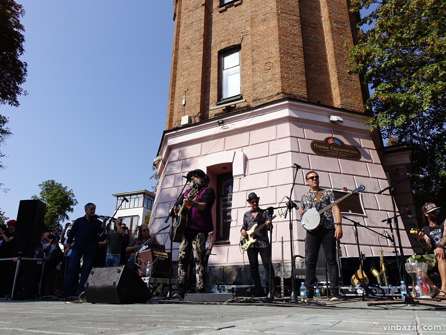 Борис Гребенщиков порадовал фанов уличным концертом в Виннице. ВИДЕО