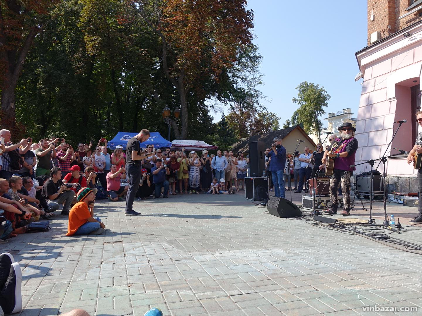 Борис Гребенщиков порадовал фанов уличным концертом в Виннице. ВИДЕО