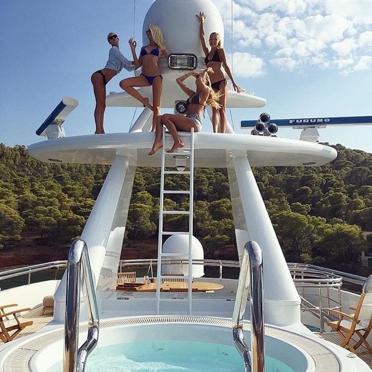 Богатые дети делятся снимками роскошных яхт и отелей в Instagram