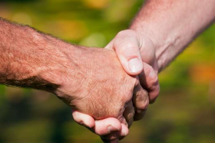 История появления традиции мужского рукопожатия