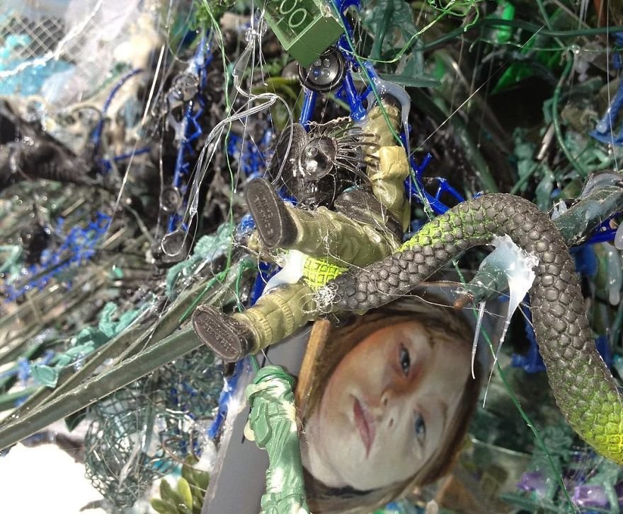 Художник создаёт впечатляющие скульптуры из мусора, найденного на пляжах
