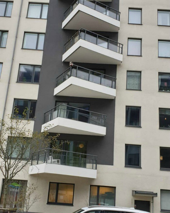 А это так и надо, чтоб все балконы были в разнобой? | Фото: Instazu.com.