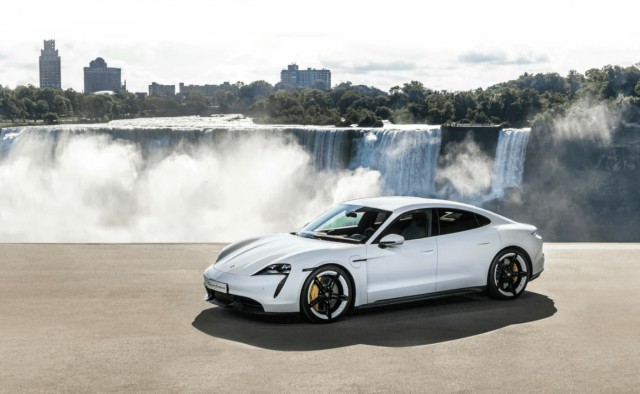 Компания Porsche официально представила электромобили Taycan