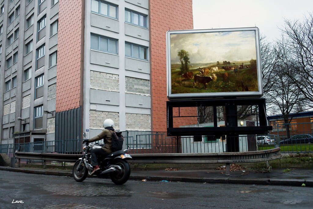 Классические картины, размещенные на улицах Парижа. Фото