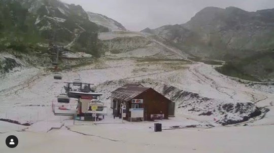Популярный российский курорт замело снегом