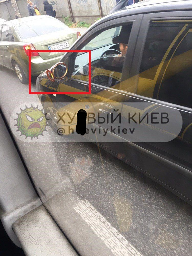 Водитель с нанотехнологиями: в сети показали забавное фото из Киева. ФОТО