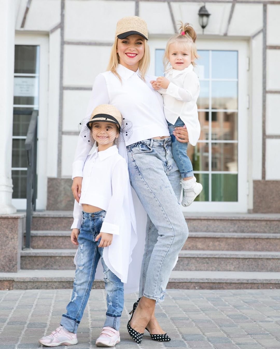 Лилия Ребрик с дочерьми примерили эффектные наряды в одном стиле. ФОТО