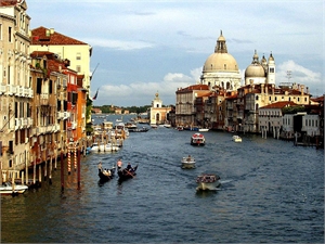Памятники Венеции под угрозой затопления из-за туристов 