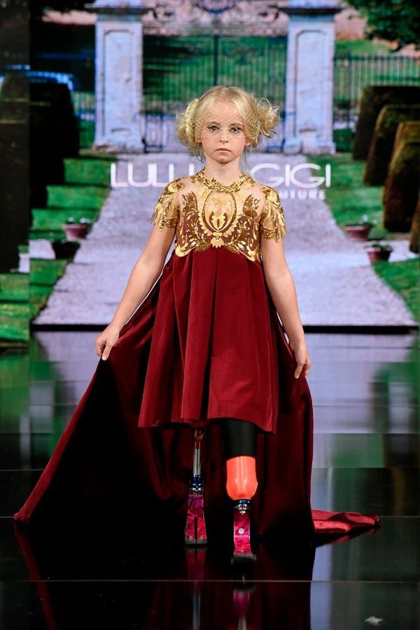 9-летняя девочка с ампутированными ногами дебютировала в качестве модели на Неделе моды в Нью-Йорке. ВИДЕО