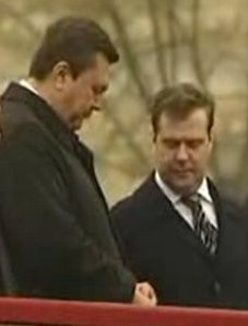Дмитрий Медведев поздравил Виктора Януковича «с успехом»