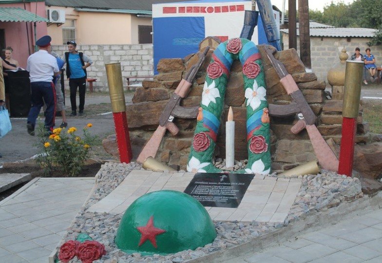 В Сети высмеяли странный памятник боевикам на Донбассе. ФОТО