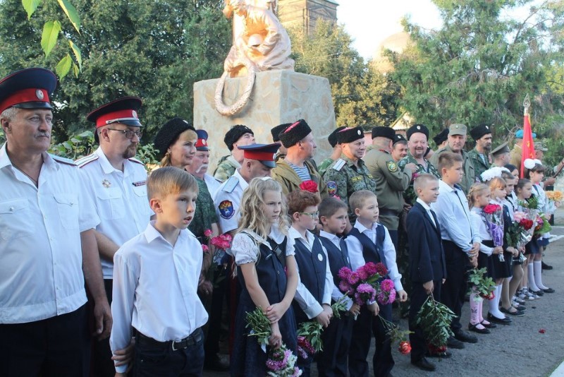 В Сети высмеяли странный памятник боевикам на Донбассе. ФОТО