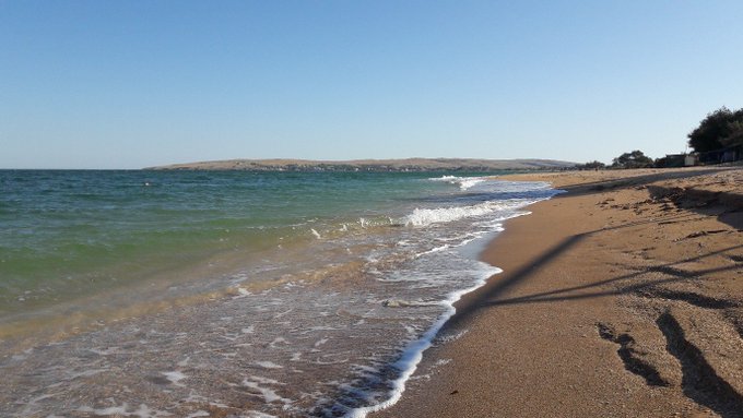 Баррикады на пляжах и настоящий «аншлаг»: появились свежие фото сезона в Крыму. ФОТО