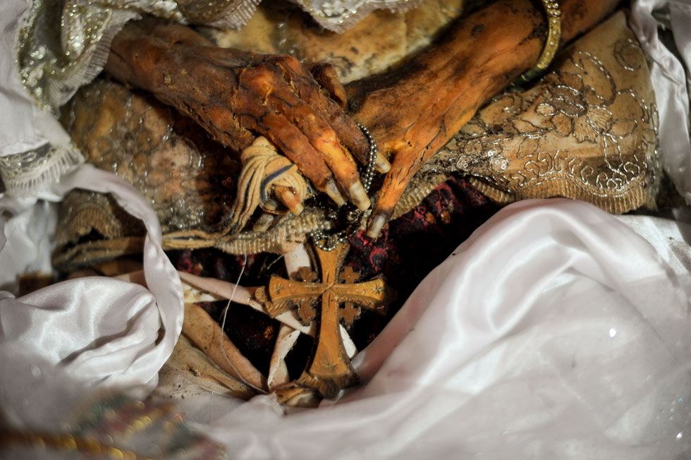 Представители народа тораджи опять выкопали мертвых родственников