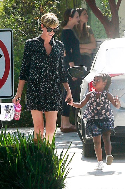 Шарлиз Терон в мини-платье на прогулке с дочерью в Лос-Анджелесе. ФОТО