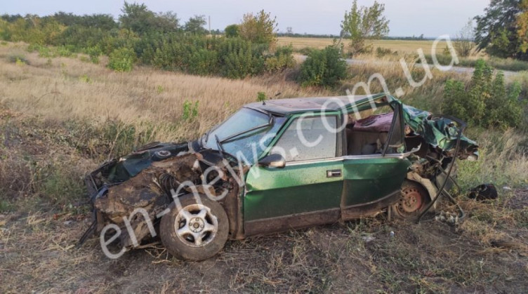 В Запорожье легковой автомобиль не разминулся с поездом: водитель и пассажир чудом выжили. ВИДЕО