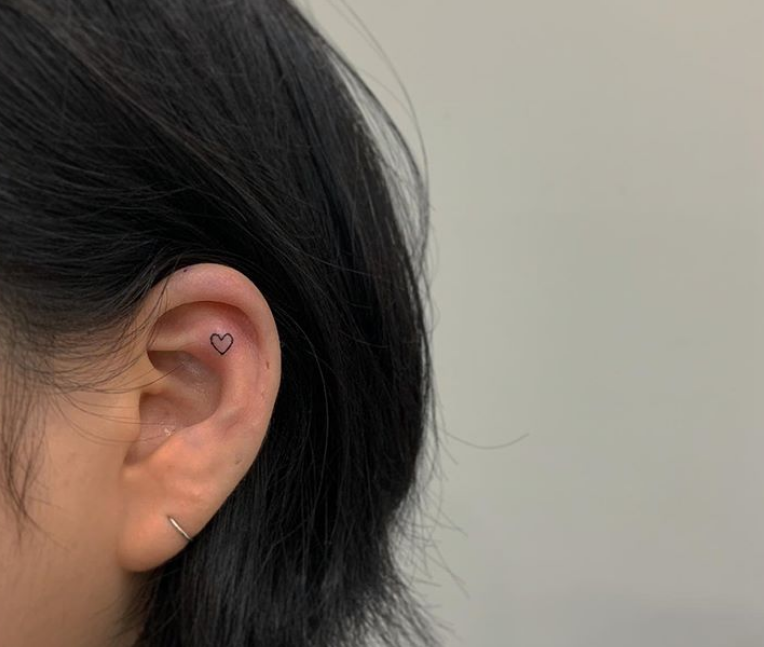Новый тренд: девушки массово делают татуировки на ушах. ФОТО