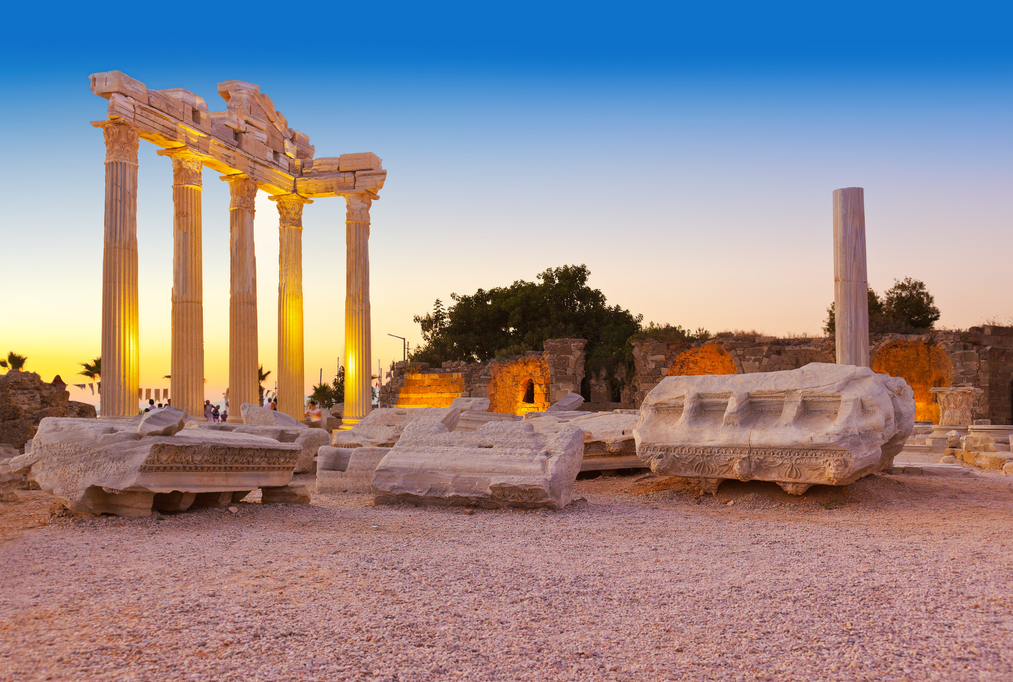Руины древних зданий в Греции