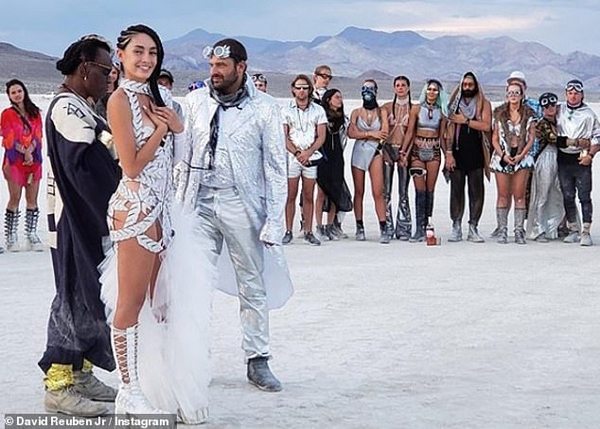Экстравагантная свадьба сына миллиардера и актрисы: посреди пустыни в странных нарядах. ФОТО