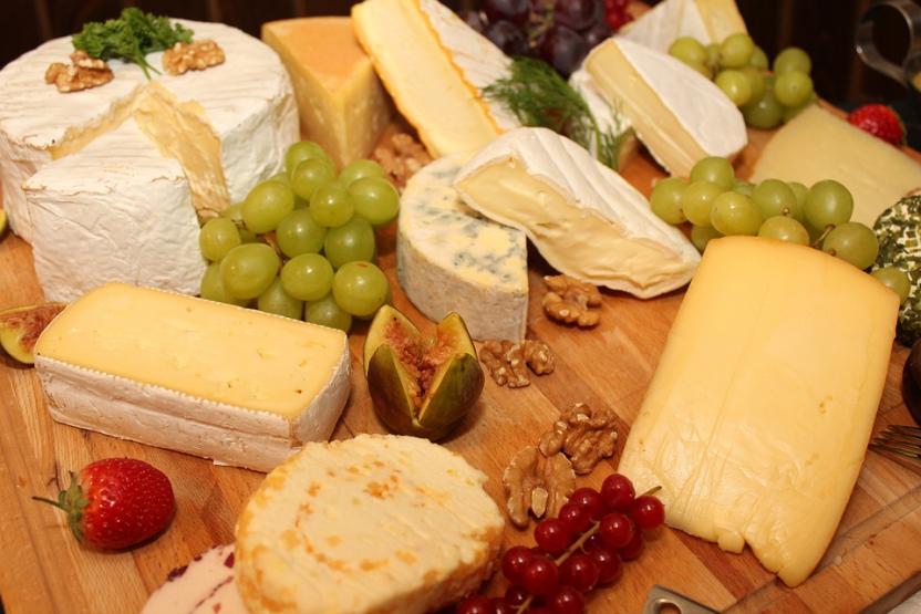 Медики назвали неожиданные полезные свойства сыра для здоровья