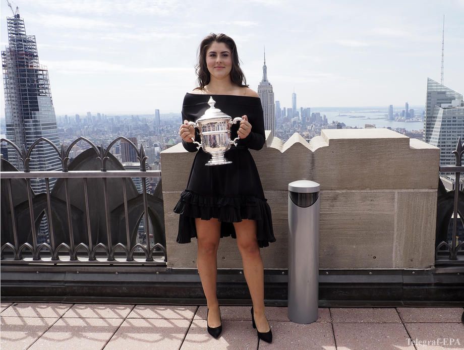 Победительница US Open 2019 показала кубок в шикарном платье (Фото)