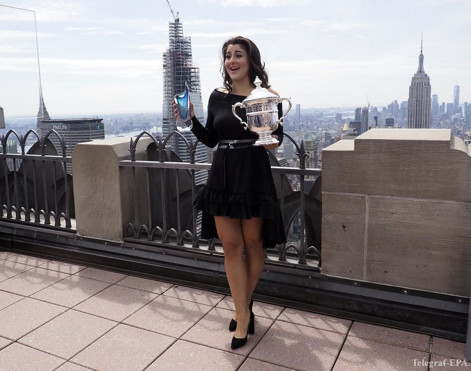 Победительница US Open 2019 показала кубок в шикарном платье (Фото)