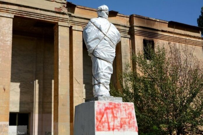 Сеть насмешила странная фотка памятника Ленину в Донецке. ФОТО