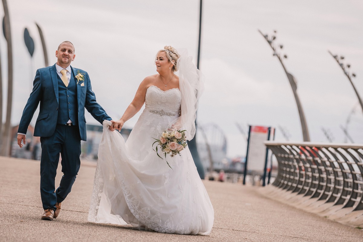 Невеста испортила свадебное платье ради забавной фотосессии