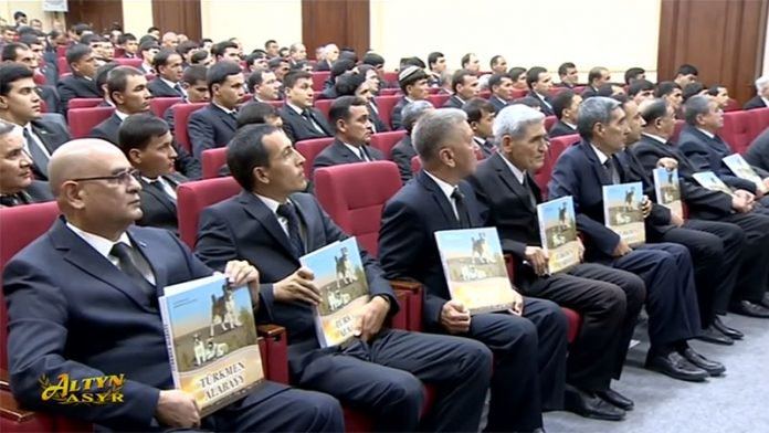 В Туркменистане массово веселились по случаю выхода книги президента. ВИДЕО