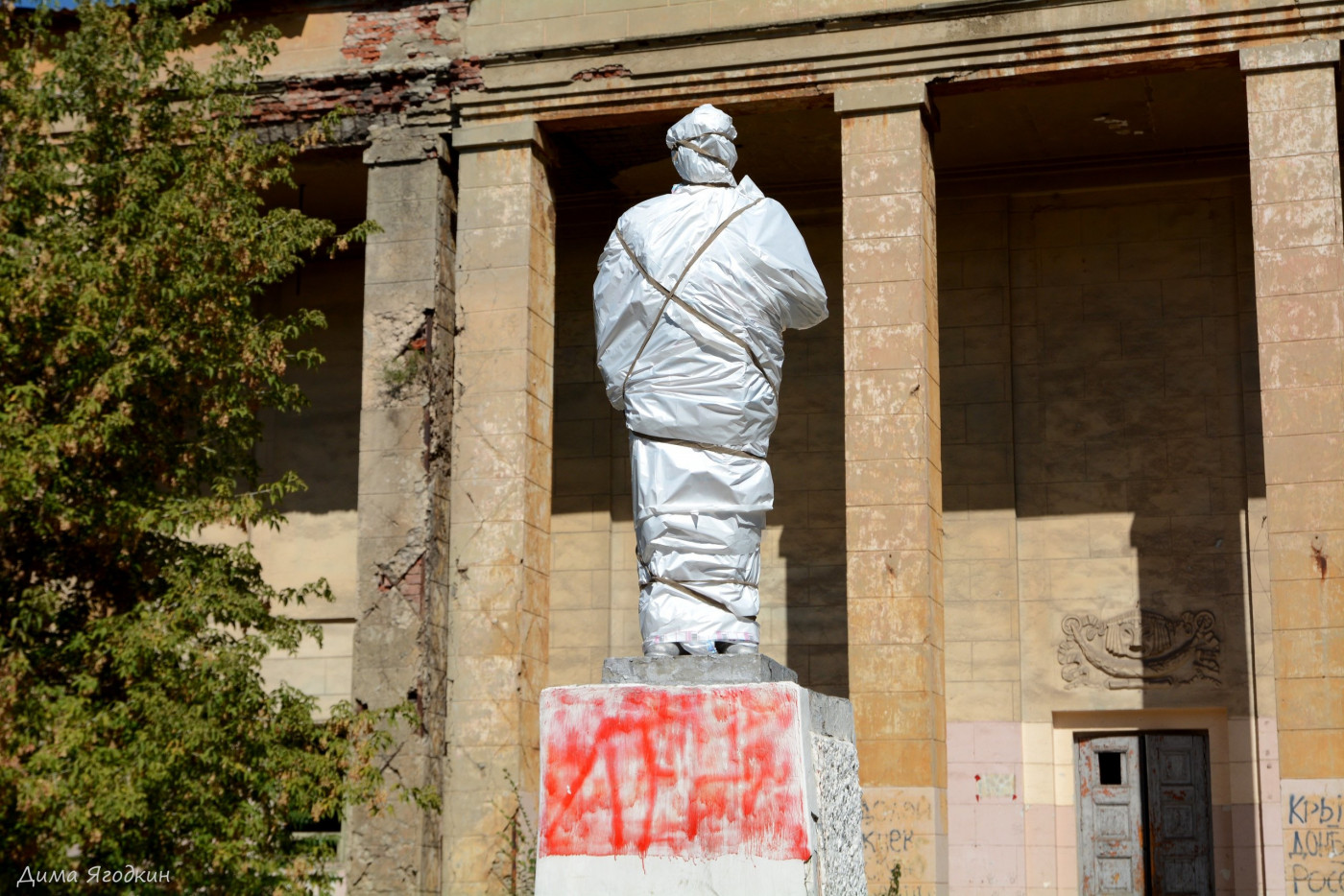В неподконтрольном Донецке разрушающийся памятник Ленину «отреставрировали» пленкой. ФОТО