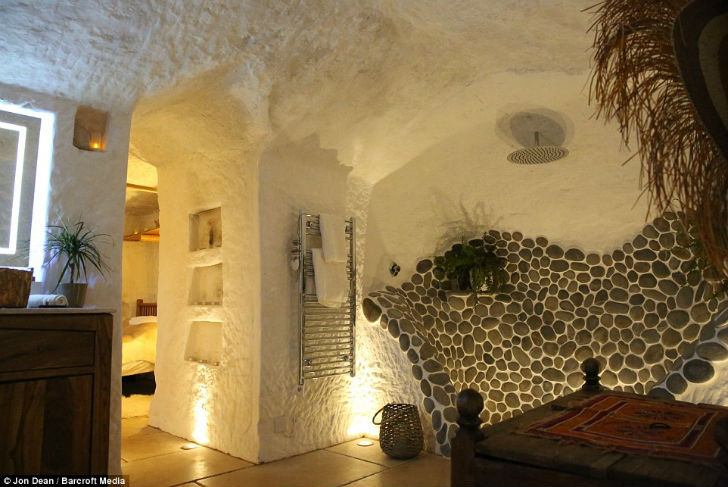 Бизнесмен построил дом своей мечты в пещере. Фото