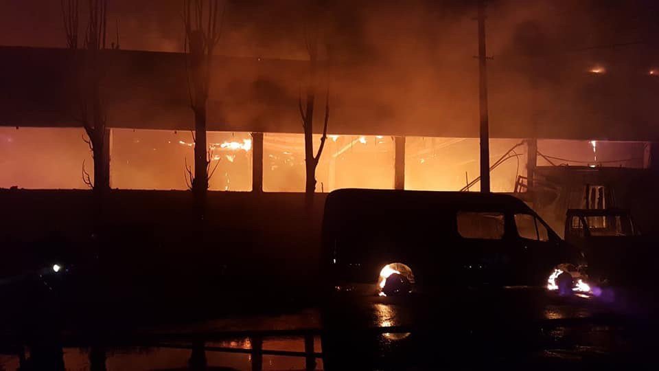 Масштабный пожар на Выдубичах в Киеве: все подробности и кадры с места ЧП