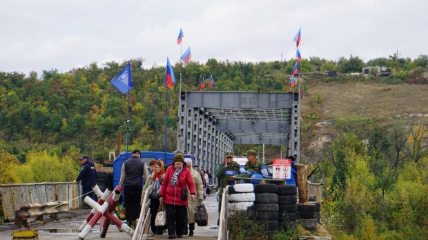 Как восстанавливают мост в Станице Луганской. ФОТО