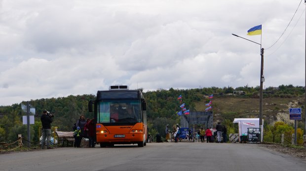 Как восстанавливают мост в Станице Луганской. ФОТО